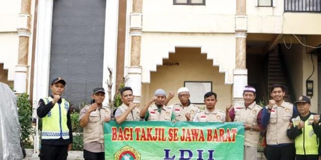 Berkah Ramadhan, PC LDII Tambun Sebar Ribuan Takjil