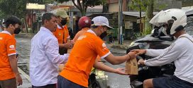 Remaja LDII Kota Magelang Berbagi Ratusan Takjil di Jalan