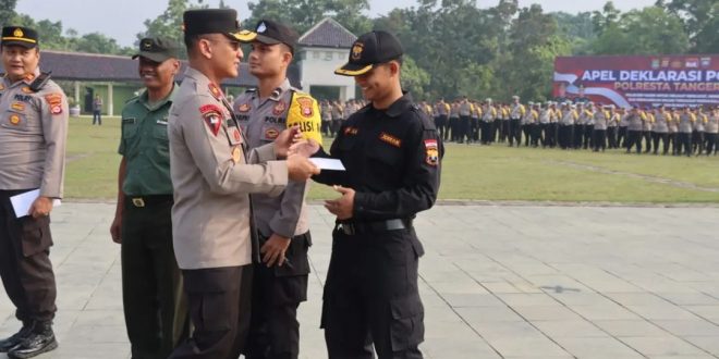 Dalam Apel Deklarasi Polisi RW Raksa Waspada Wakapolda Banten Memberikan Apresiasi 