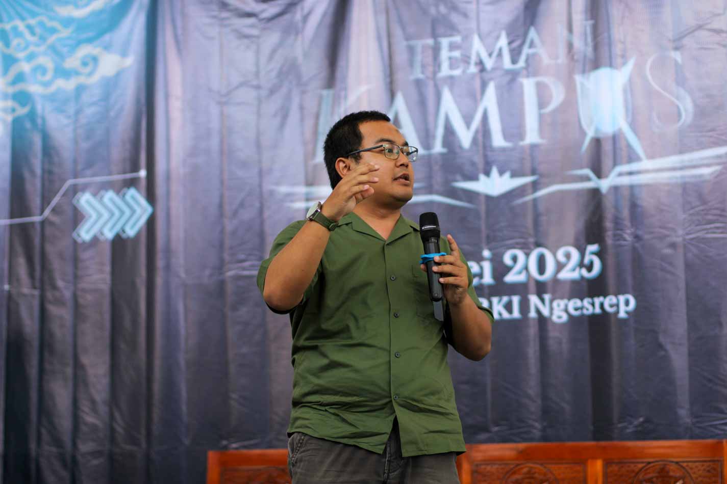 Dr. Meidias Abror Wicaksono, S.Pd., M.Pd. menyampaikan materi seminar Teman Kampus 2025 di GSG Ngesrep, Kota Semarang.