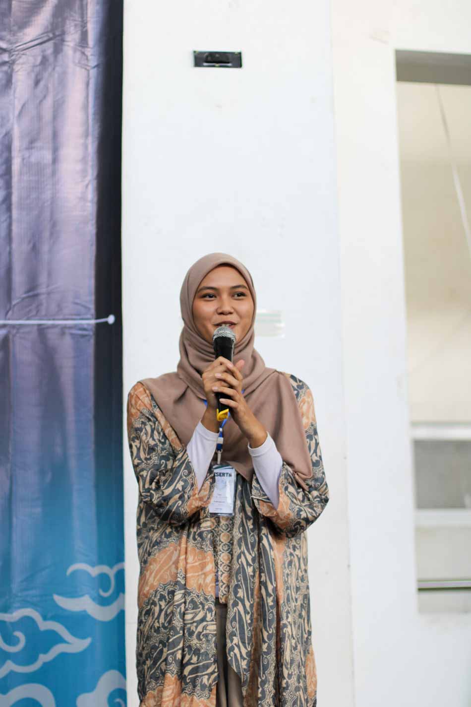 Dara Aliya Kuncoro memberikan materi manajemen waktu dalam sesi sharing Teman Kampus 2025 di GSG Ngesrep, Semarang.