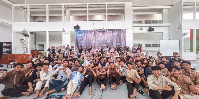 Puluhan mahasiswa dari berbagai perguruan tinggi di Kota dan Kabupaten Semarang berfoto bersama dalam acara Teman Kampus 2025 di GSG Ngesrep.