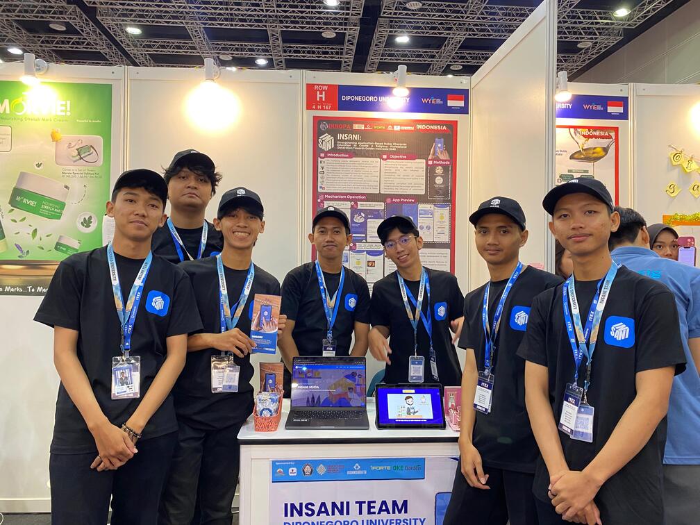Tim mahasiswa UNDIP PPM BKI berfoto bersama di area pameran WYIE 2025 Malaysia saat acara berlangsung.