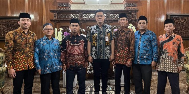 Audiensi Ketua DPD LDII Kabupaten Jepara, Suradi, S.Pd. beserta jajaran dengan Bapak Bupati Jepara H. Witiarso Utomo, S.E. di Ruang Pingitan Pendopo Kabupaten Jepara (18/03/2025).