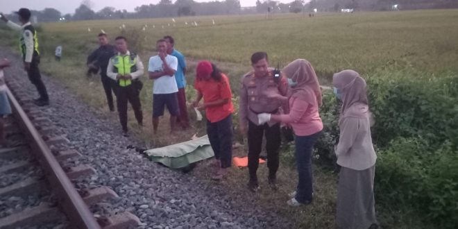 Seorang pemuda tewas tertemper KA Jayakarta di perlintasan Kebakkramat. Polisi imbau warga hindari rel KA untuk cegah kejadian serupa