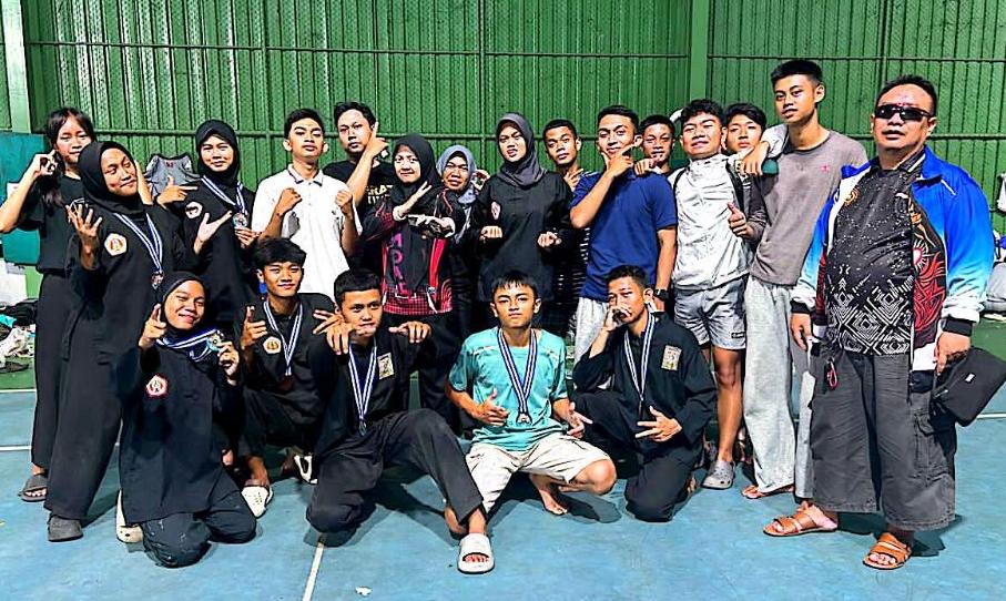 Atlit dan pengurus PSHT cabang Surakarta 