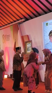 Ketua DPD LDII Klaten mengucapkan selamat kepada Wakil Bupati Mahanni